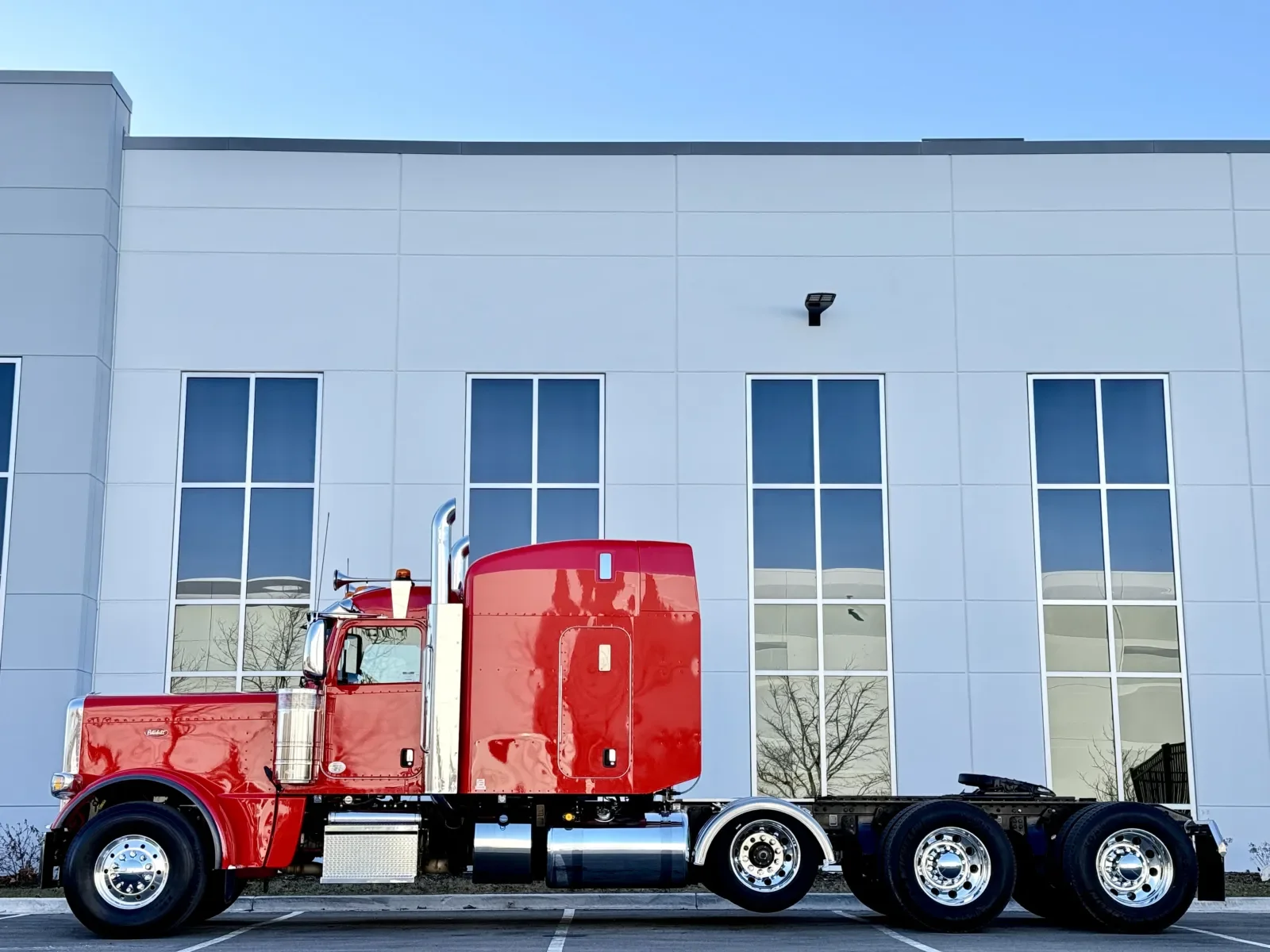 2024 Peterbilt 389 in New Lenox, IL — photo 4