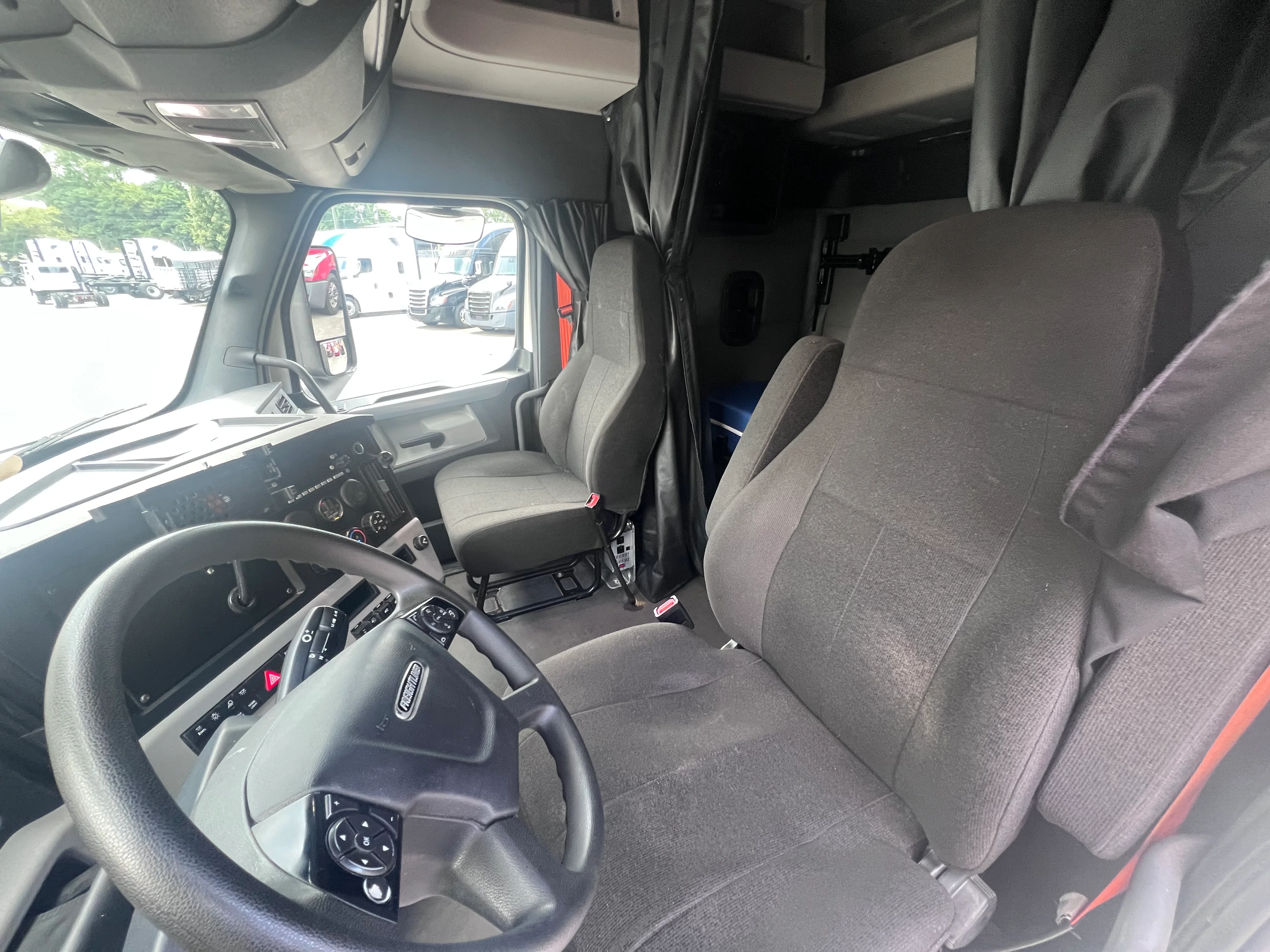 2022 Freightliner Cascadia in Nashville Isuzu, TN — photo 8