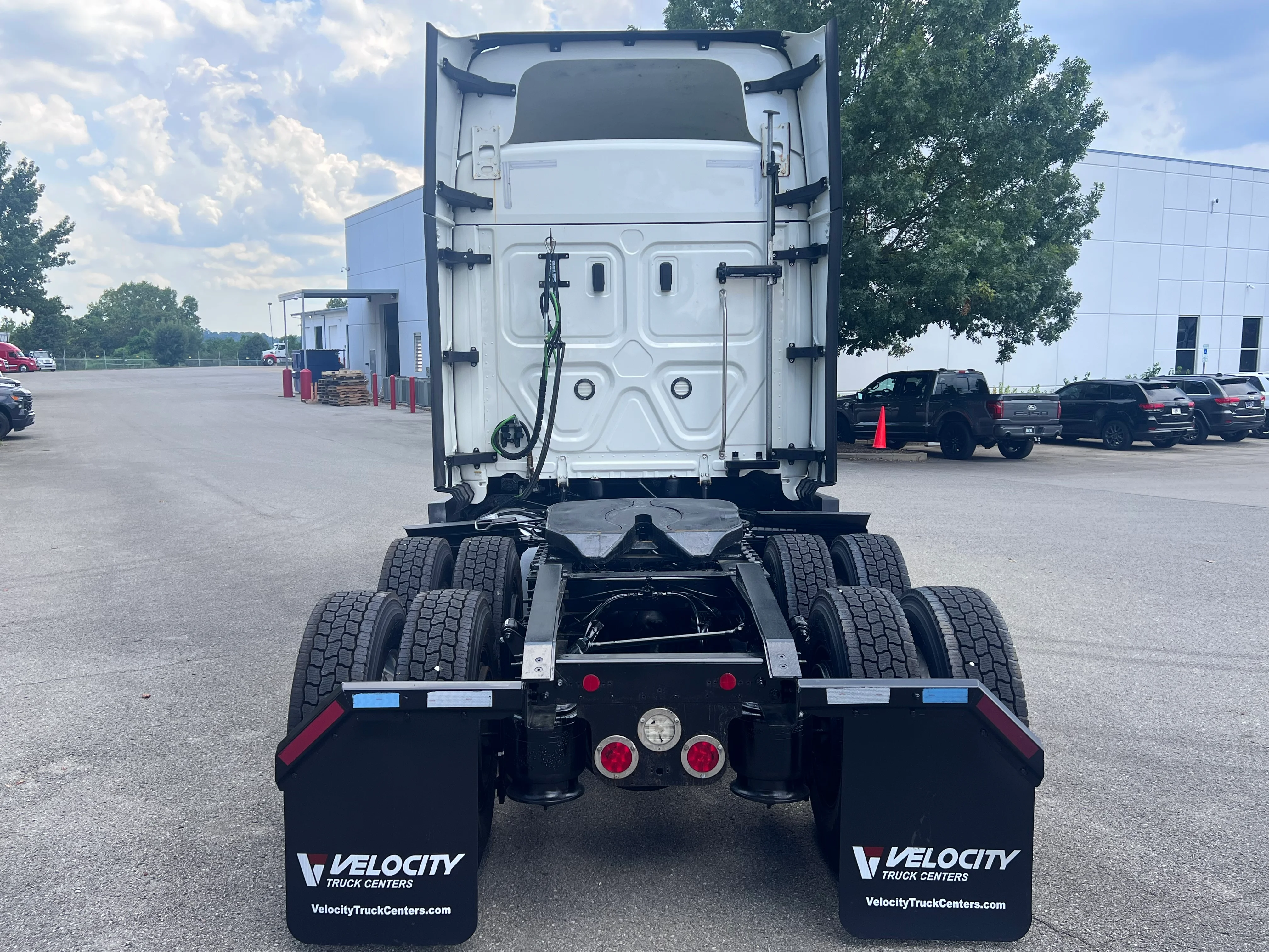 2022 Freightliner Cascadia in Nashville Isuzu, TN — photo 5