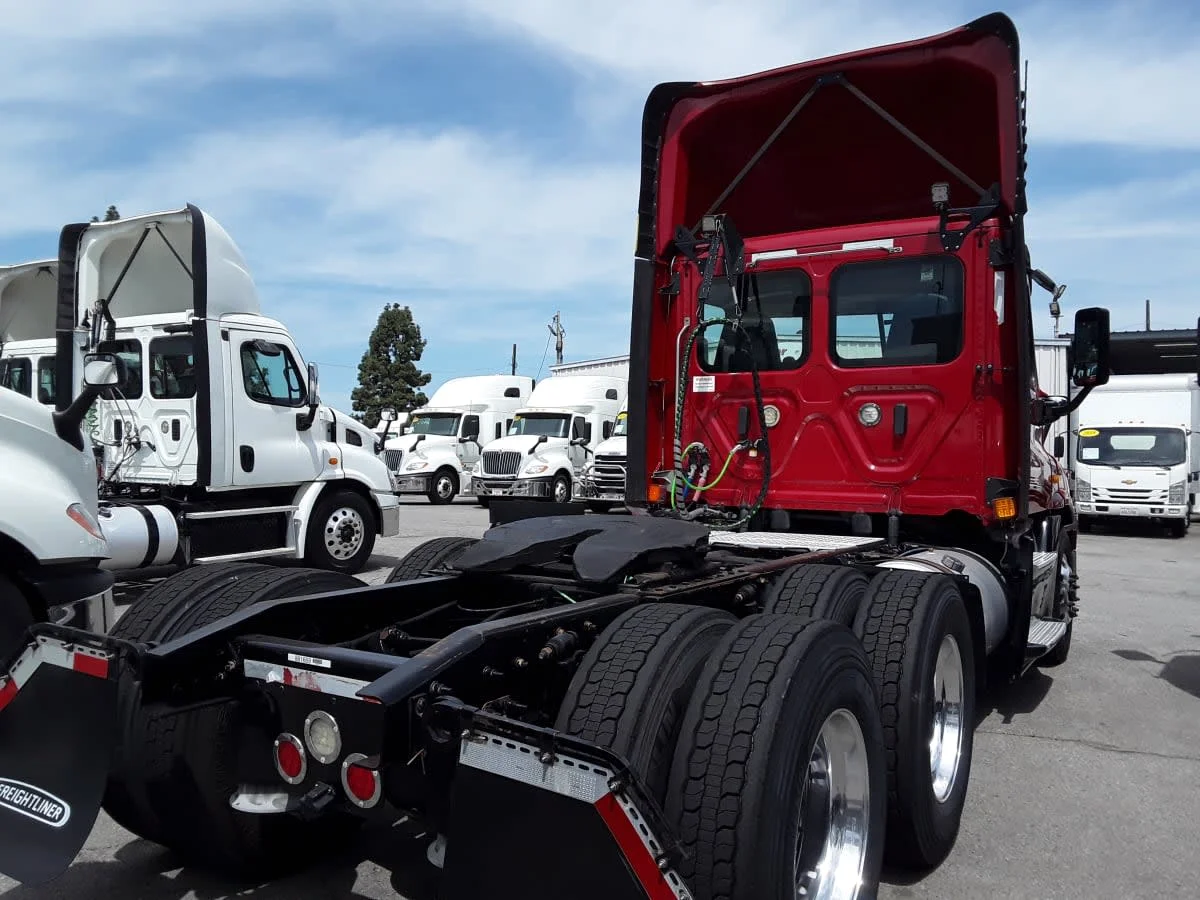 2020 Freightliner Cascadia in Phoenix, AZ — photo 4