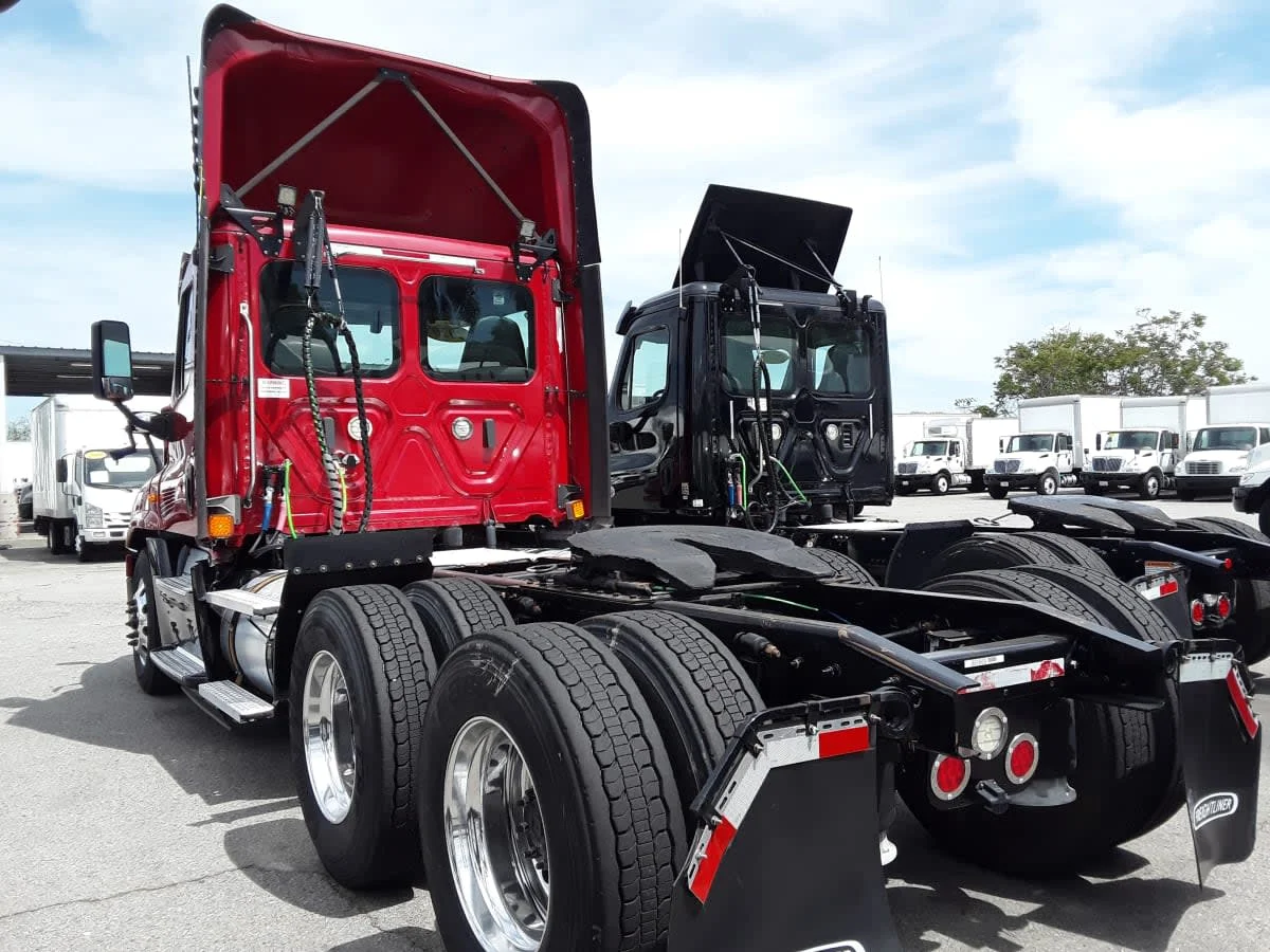 2020 Freightliner Cascadia in Phoenix, AZ — photo 6