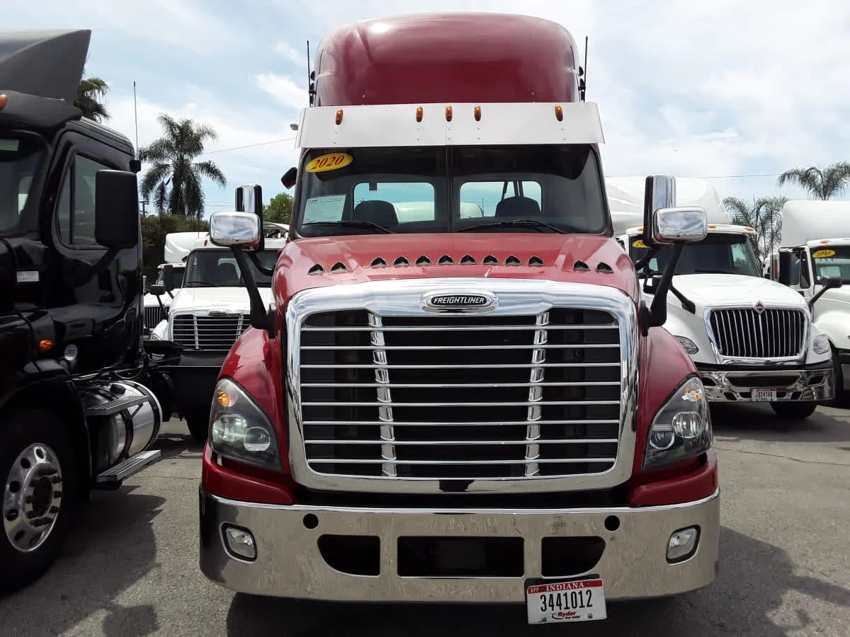 2020 Freightliner Cascadia in Phoenix, AZ — photo 2