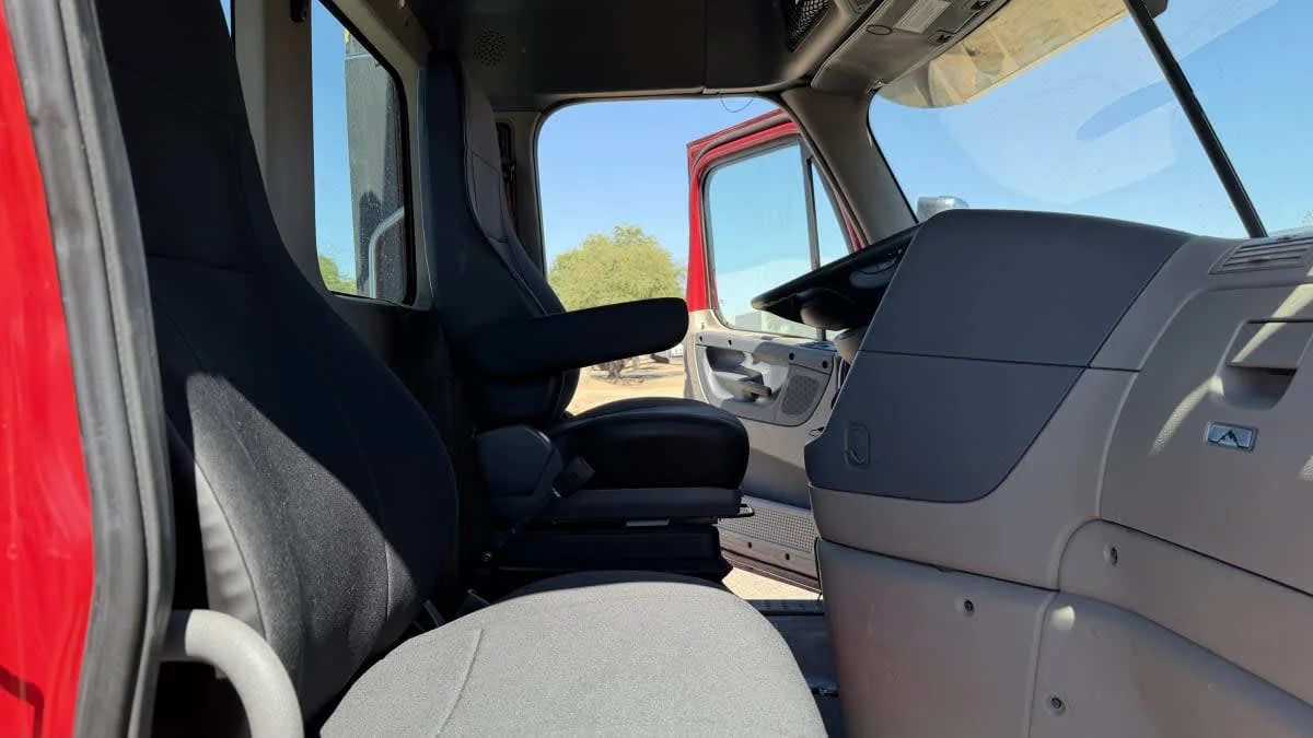 2020 Freightliner Cascadia in Phoenix, AZ — photo 19
