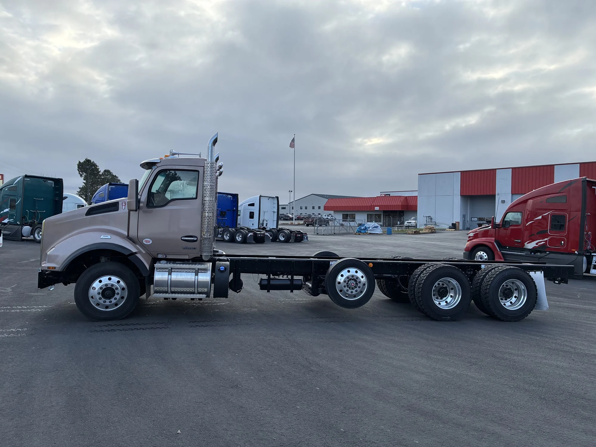 2026 Kenworth T880 - image 5