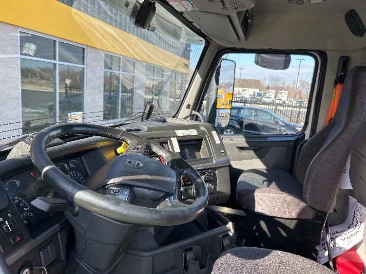 2021 Volvo VNR 640 in La Porte, IN — photo 8