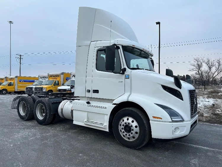 2021 Volvo VNR 640 in La Porte, IN