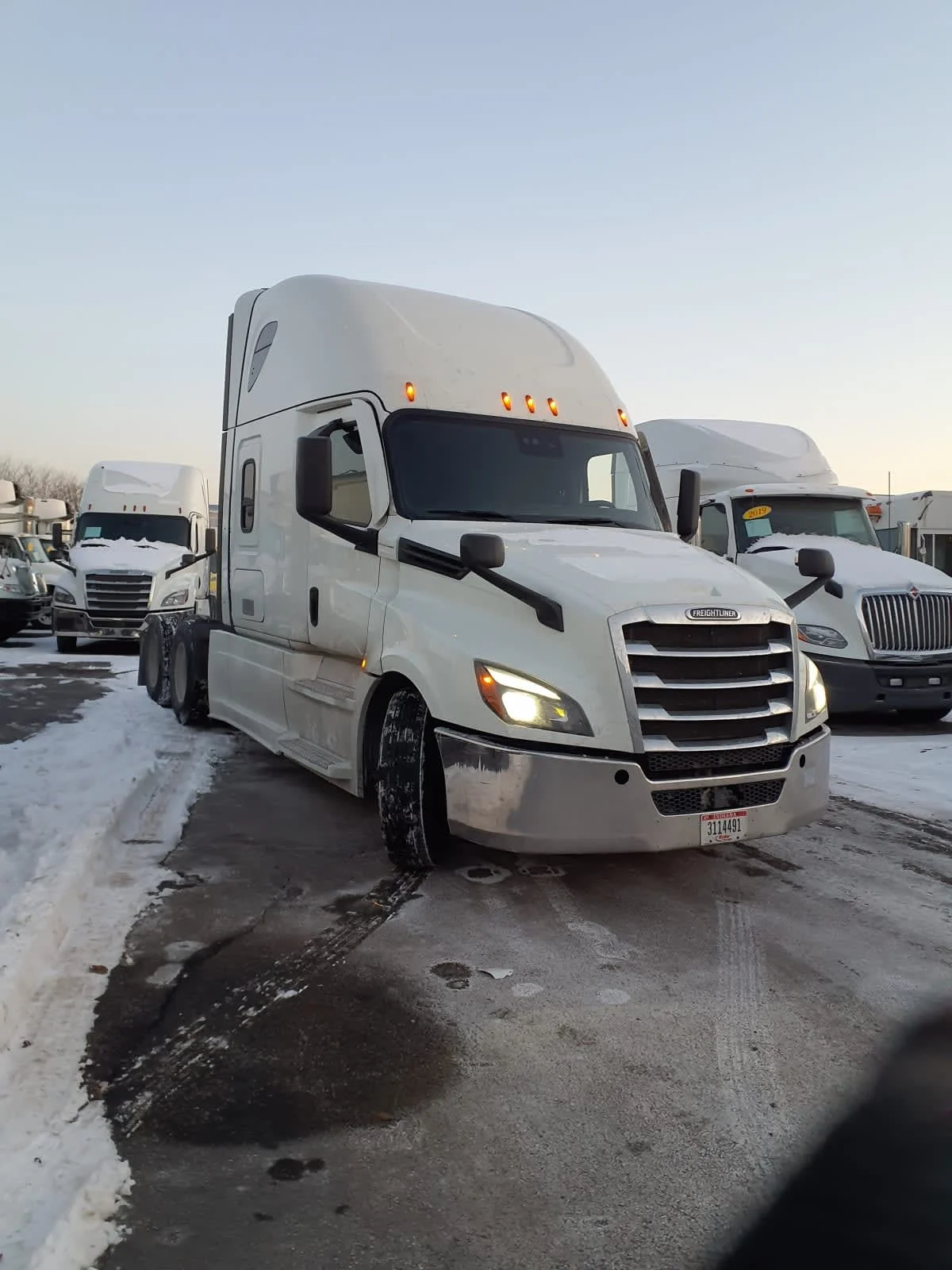 2021 Freightliner Cascadia - image 3