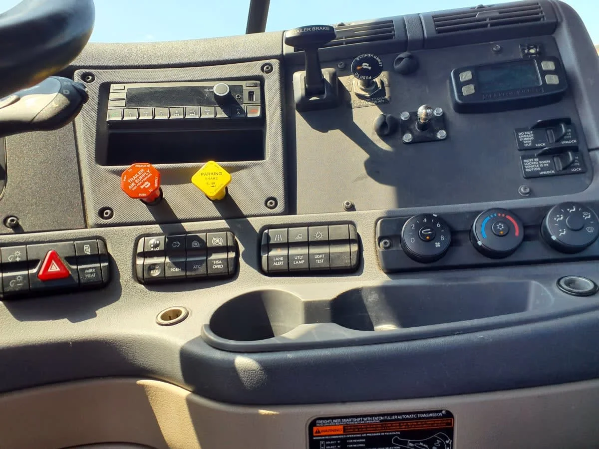 2020 Freightliner Cascadia in Clarksville, IN — photo 11
