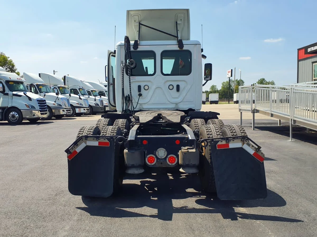 2020 Freightliner Cascadia in Clarksville, IN — photo 5