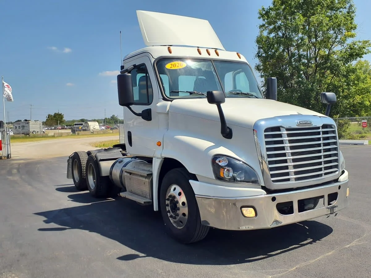 2020 Freightliner Cascadia in Clarksville, IN — photo 3
