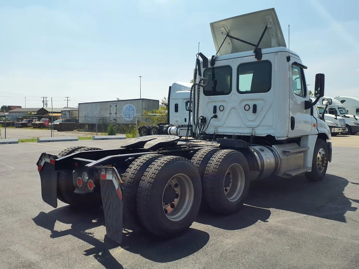 2020 Freightliner Cascadia in Clarksville, IN — photo 4