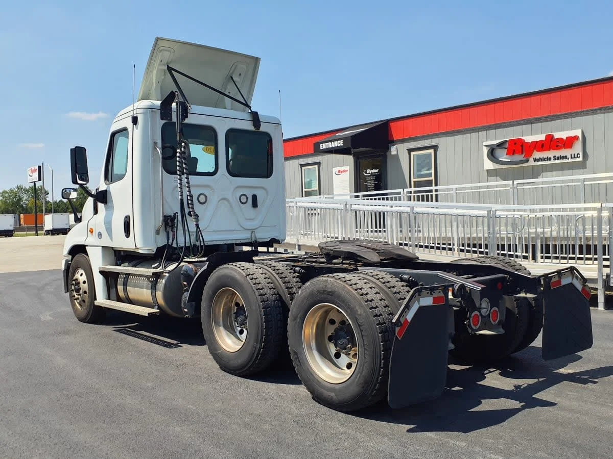 2020 Freightliner Cascadia in Clarksville, IN — photo 6