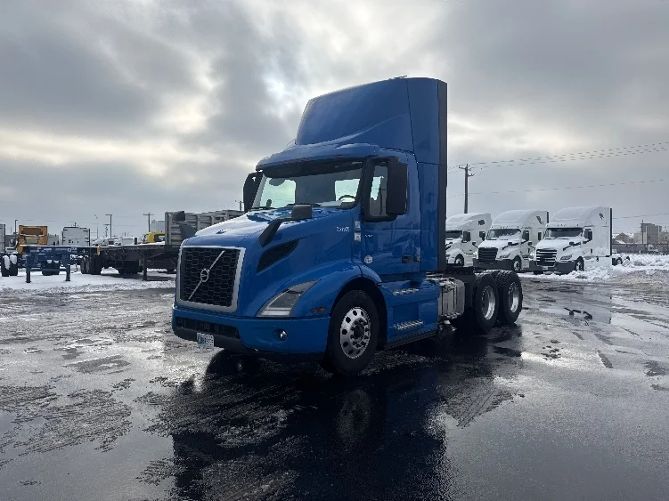 2020 Volvo VNR 640 in La Porte, IN — photo 3