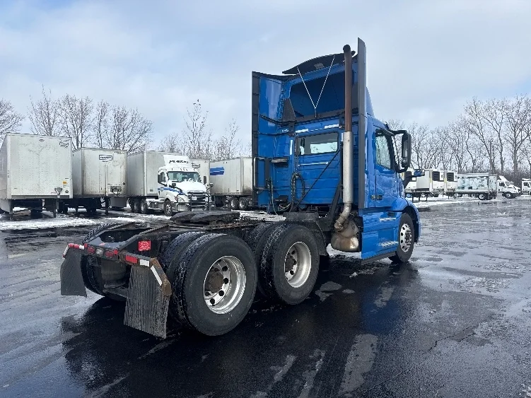 2020 Volvo VNR 640 in La Porte, IN — photo 7