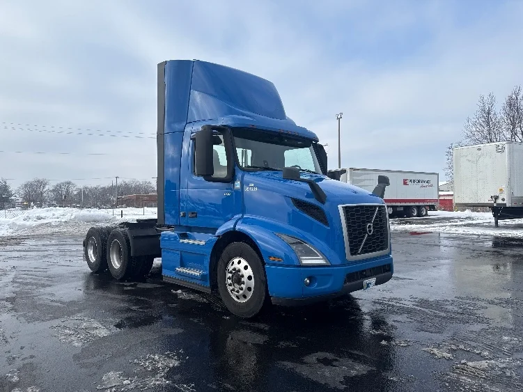 2020 Volvo VNR 640 in La Porte, IN