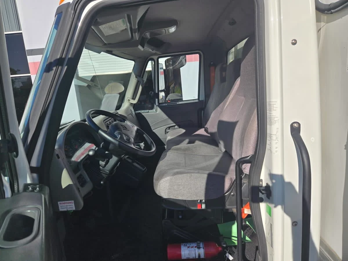 2018 International 4300 - image 8