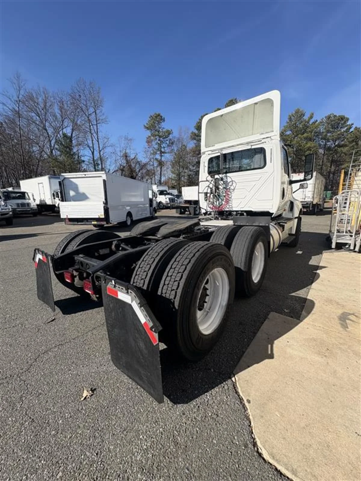 2019 International LT - image 4