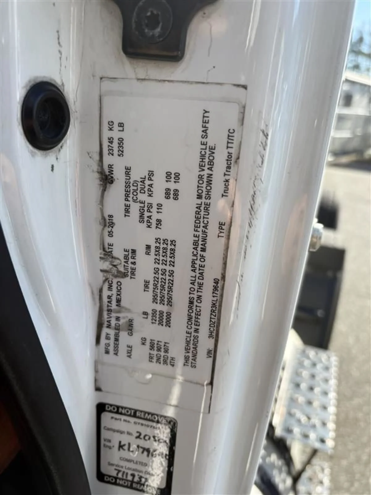 2019 International LT - image 10