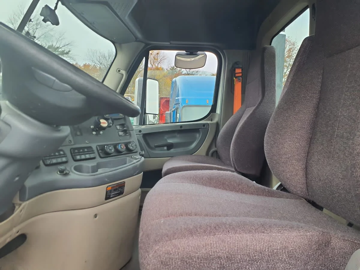 2019 Freightliner Cascadia - image 10