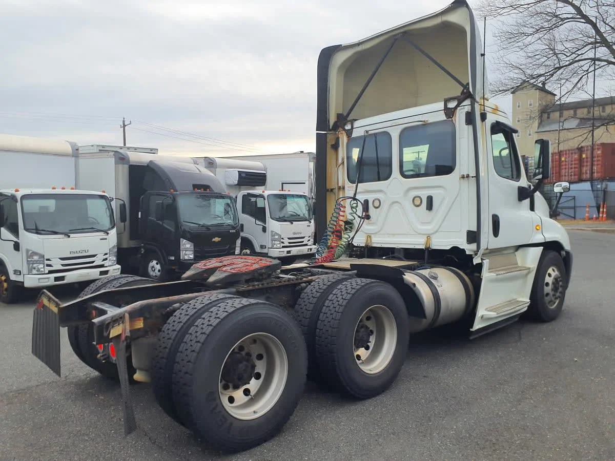 2019 Freightliner Cascadia - image 4
