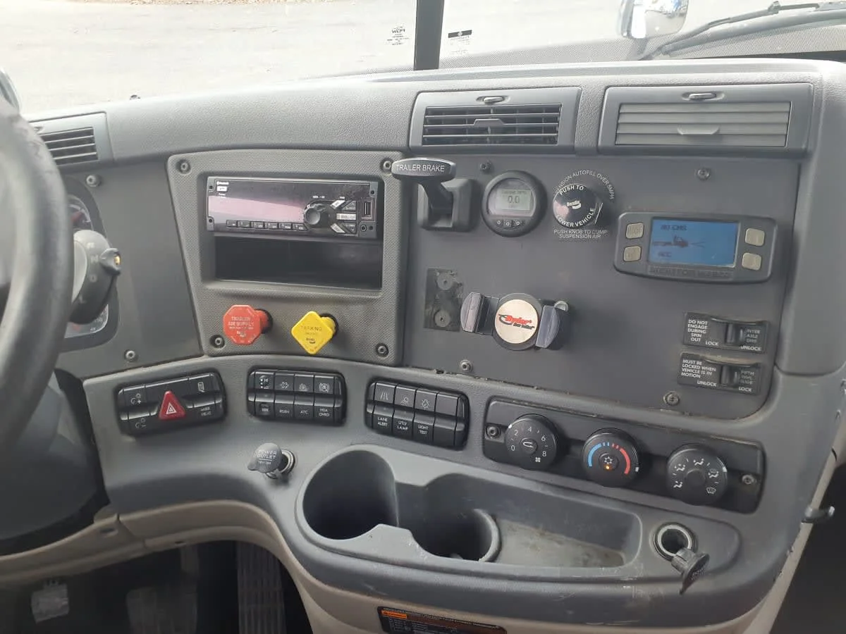 2019 Freightliner Cascadia - image 7