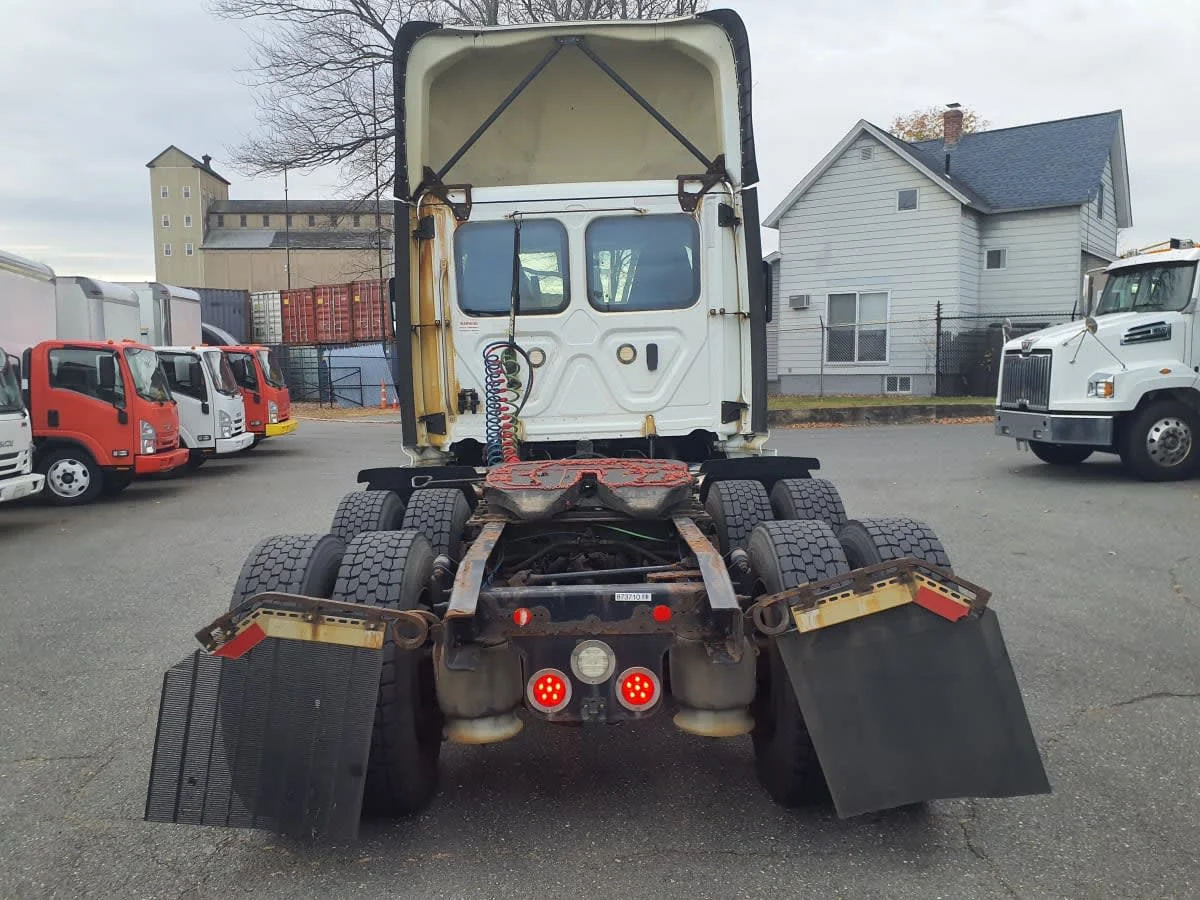 2019 Freightliner Cascadia - image 5