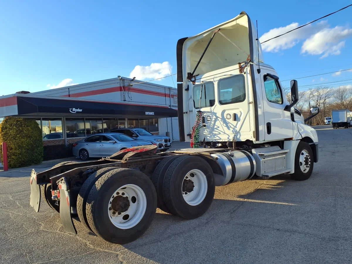 2019 Freightliner Cascadia in Warwick, RI — photo 4