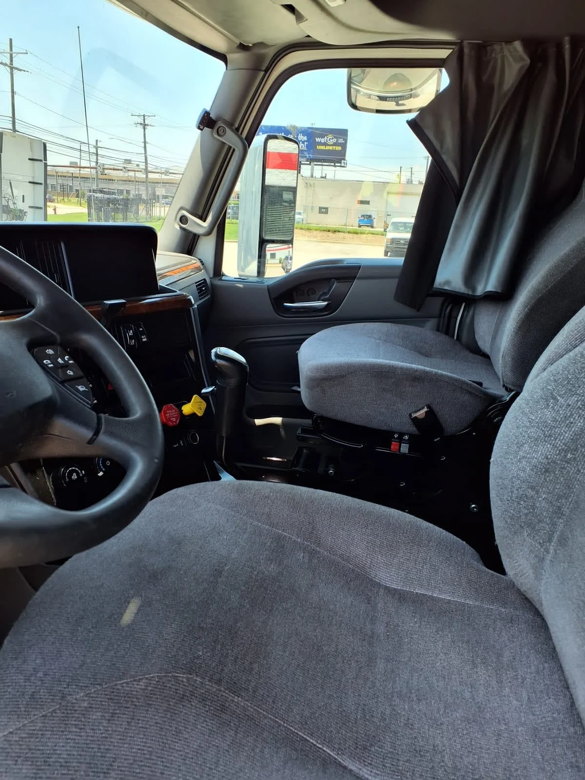 2019 International LT in Cleveland, OH — photo 7