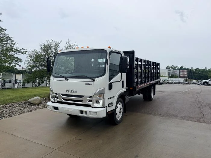 2025 Isuzu NRR in Dayton, OH — photo 2