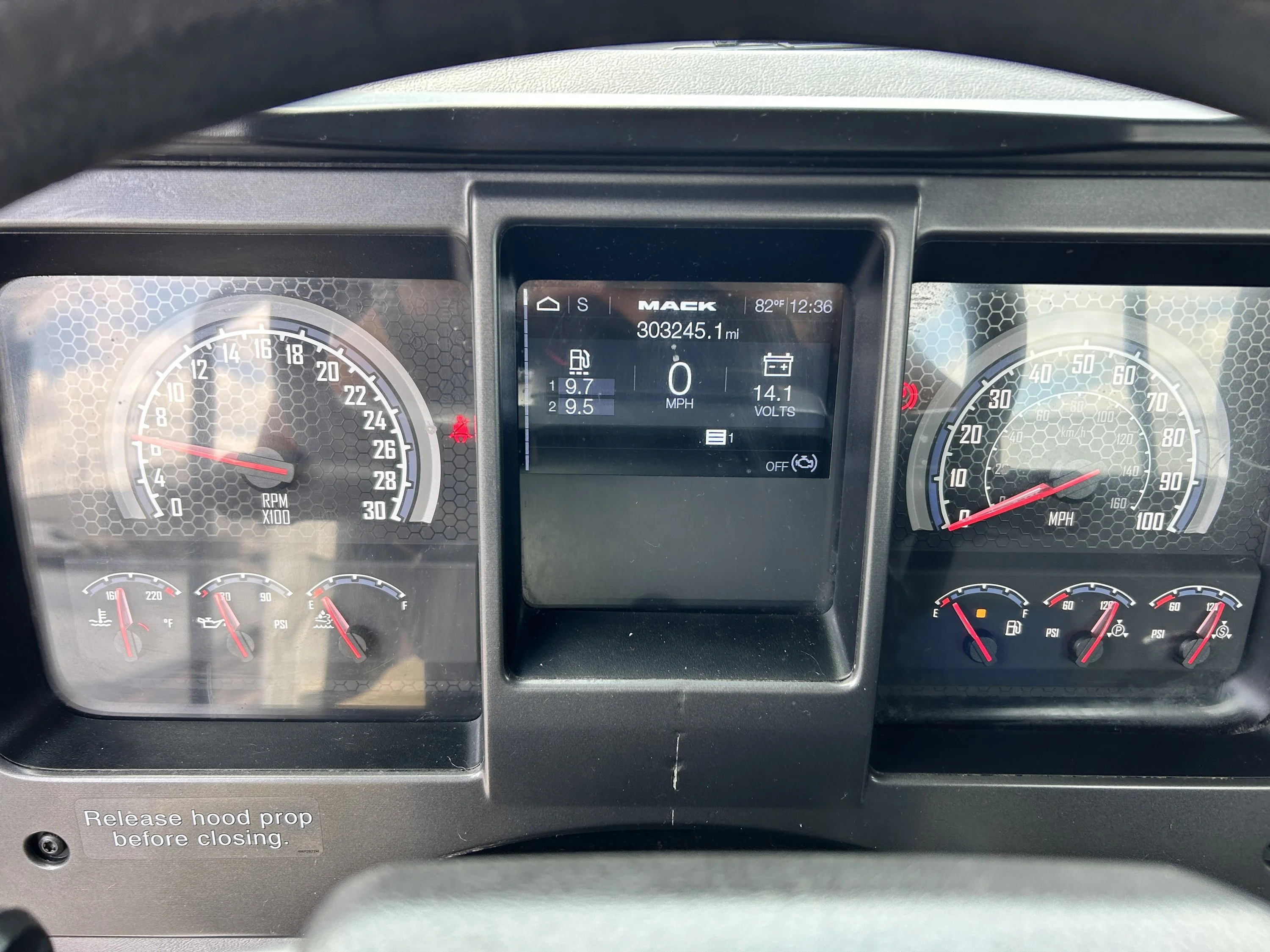 2020 Mack Anthem - image 23