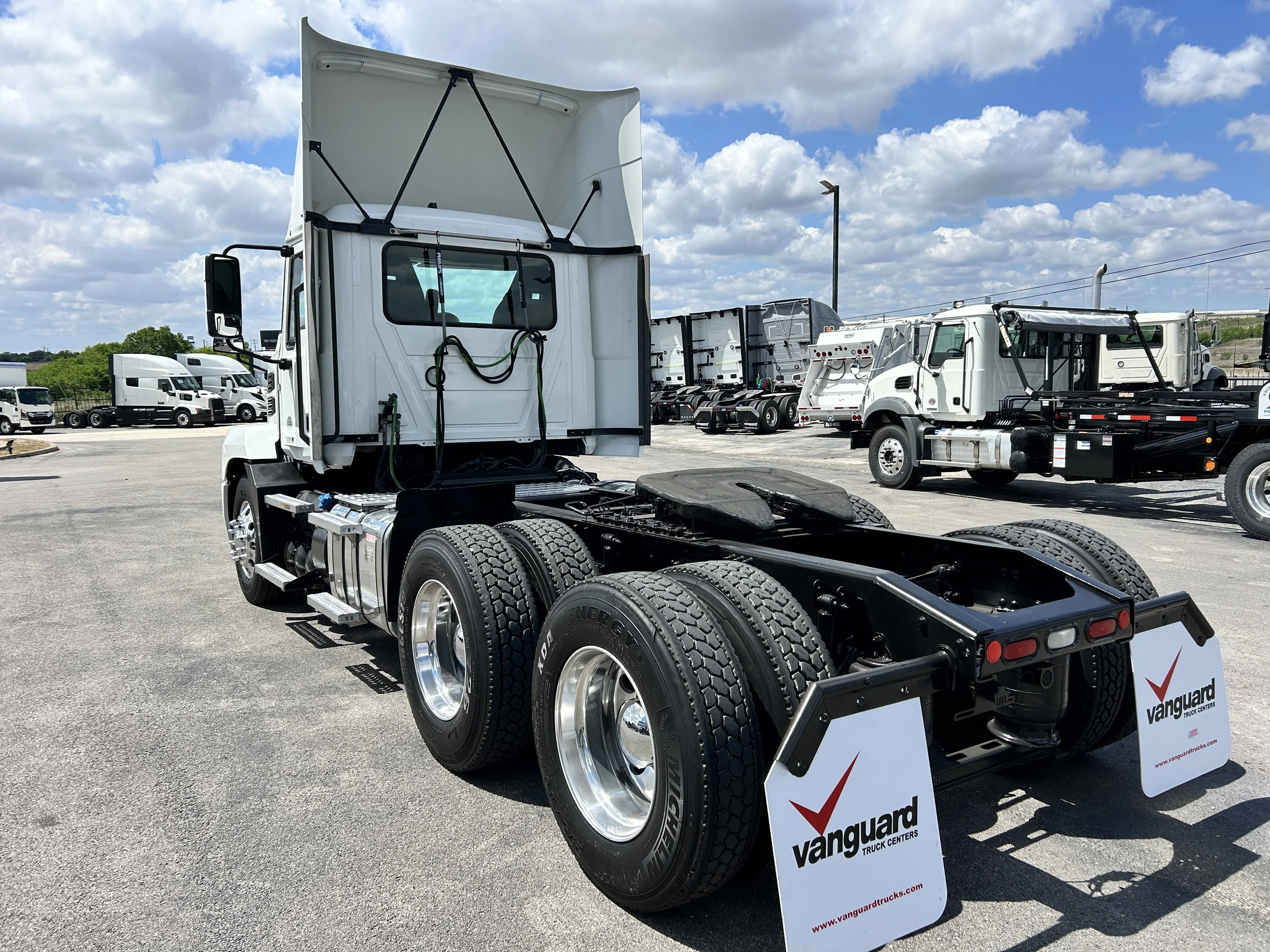 2020 Mack Anthem - image 5