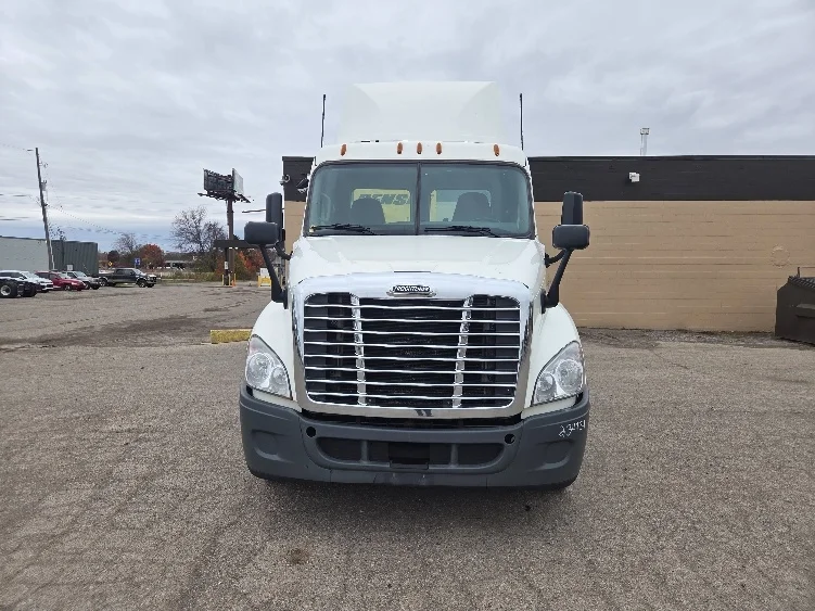 2019 Freightliner Cascadia in Lansing, MI — photo 2