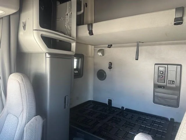 2021 Volvo VNL 760 - image 12