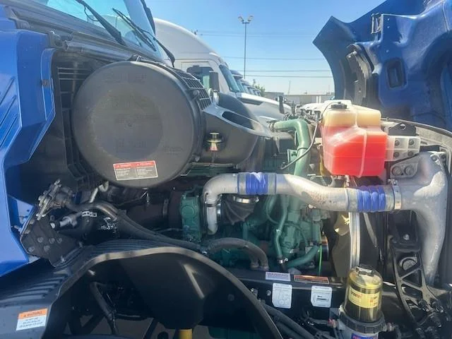 2021 Volvo VNL 760 - image 8