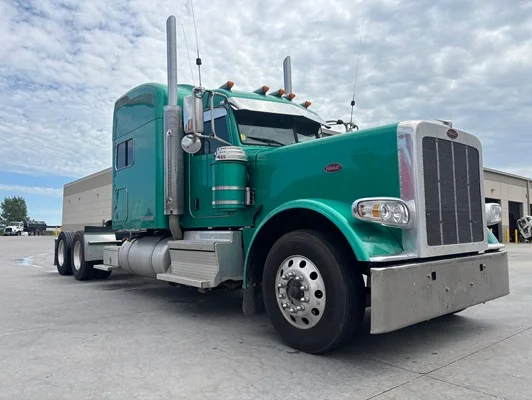 2023 Peterbilt 389