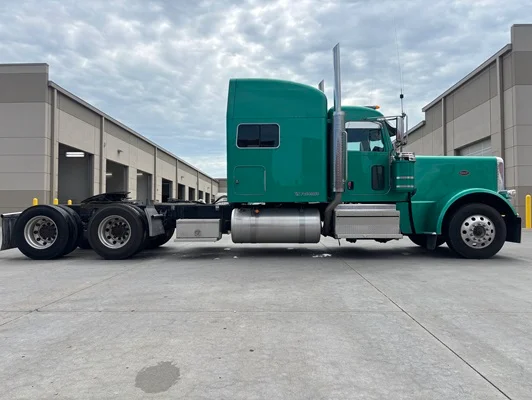 2023 Peterbilt 389 in Omaha, NE — photo 4