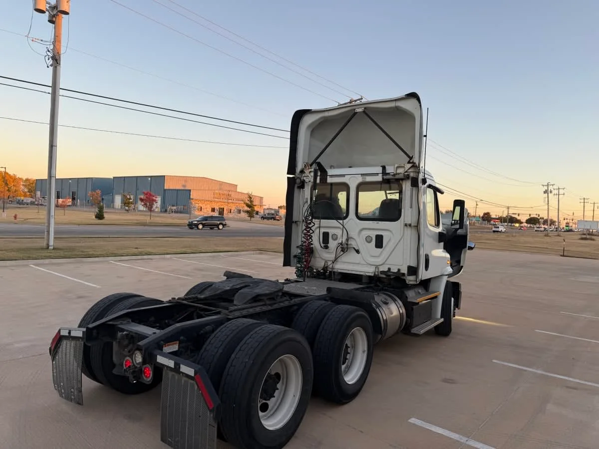 2017 Freightliner Cascadia - image 4