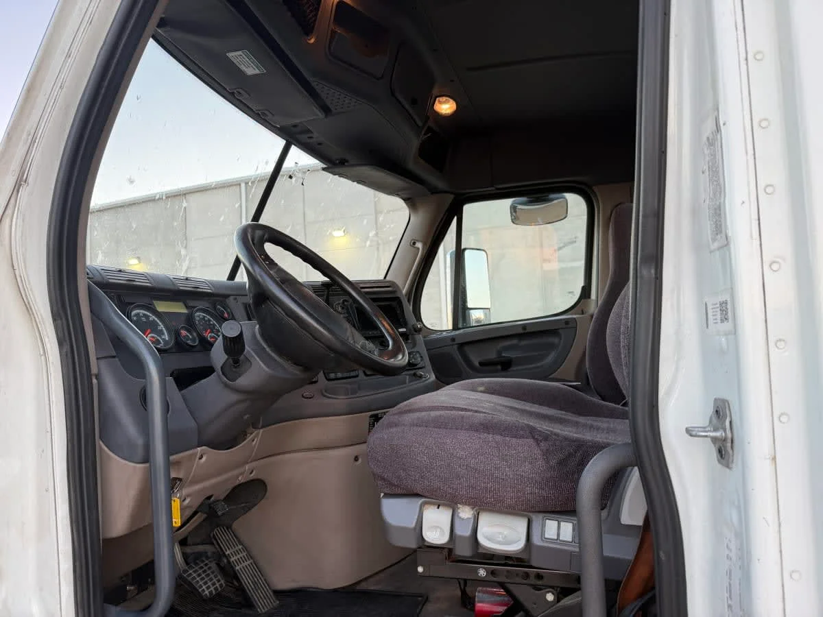 2017 Freightliner Cascadia - image 7