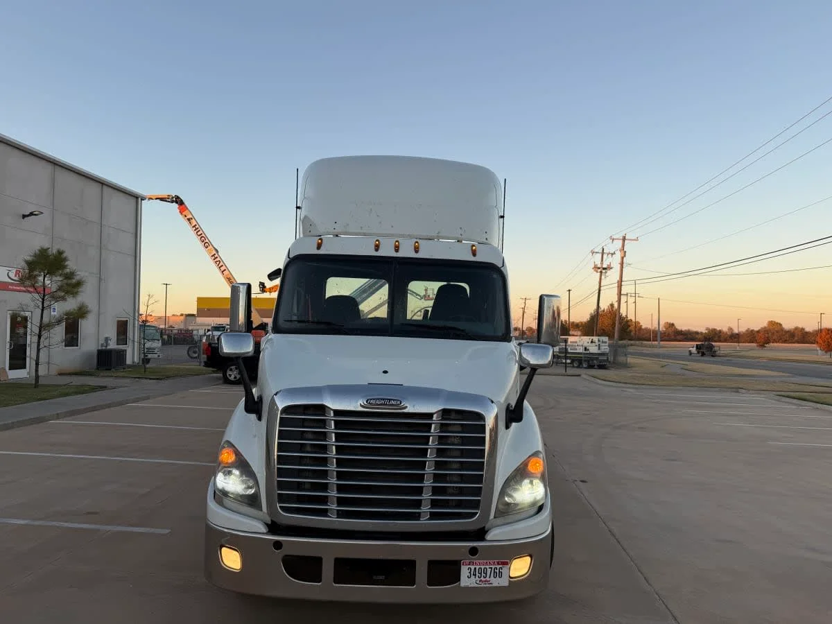 2017 Freightliner Cascadia - image 2
