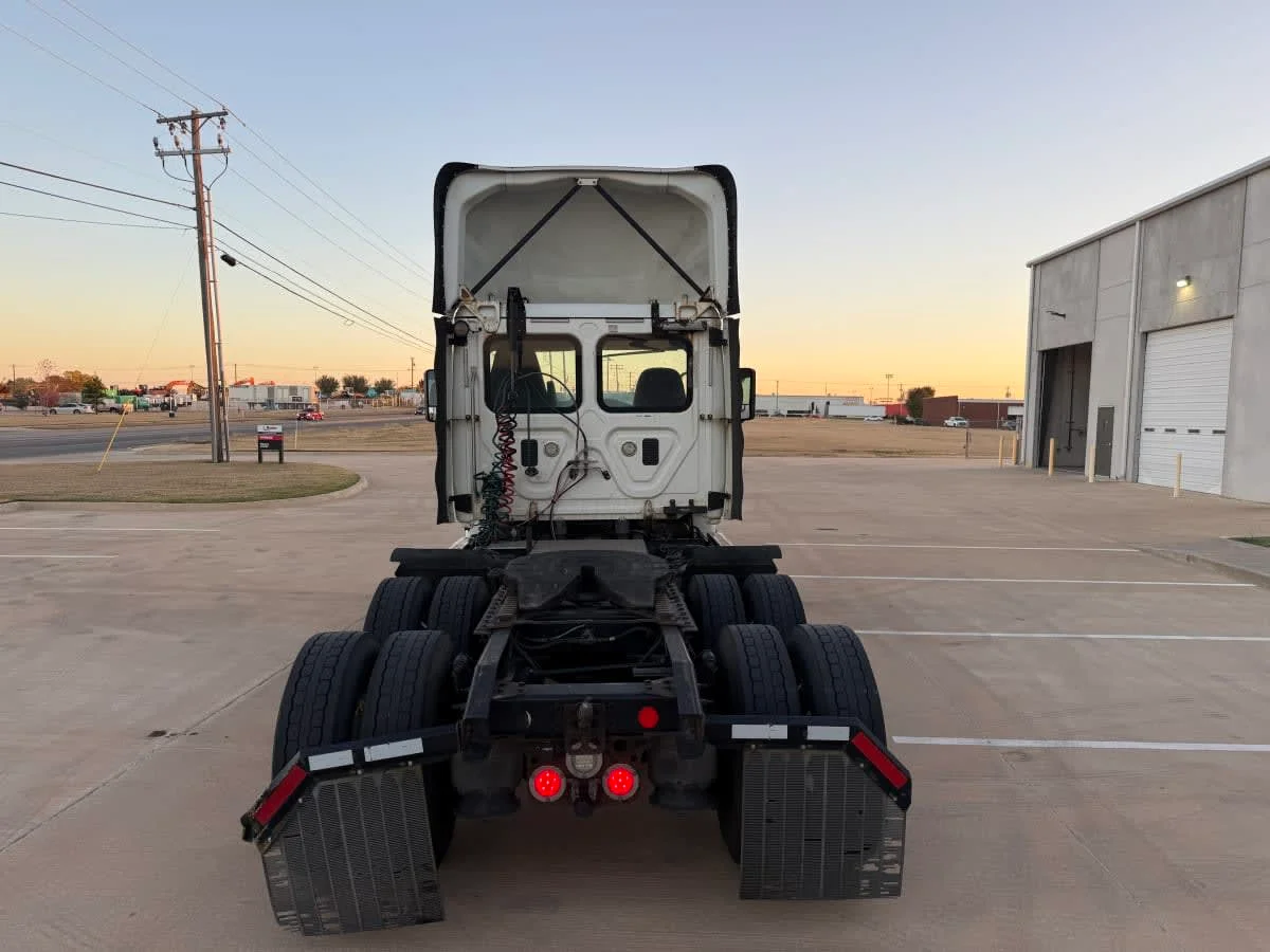 2017 Freightliner Cascadia in Oklahoma City, OK — photo 5