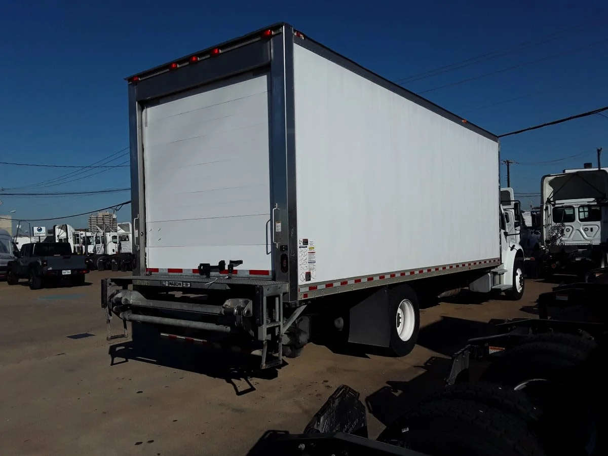 2019 Freightliner M2 106 in Dallas, TX — photo 4