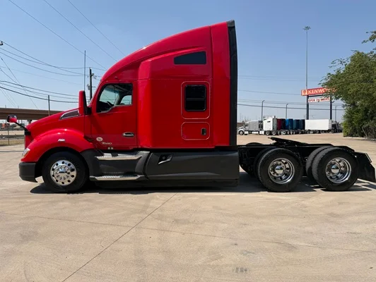 2022 Kenworth T680 in Fort Worth, TX — photo 9