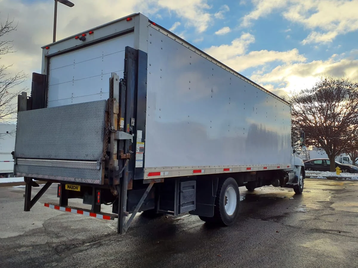 2016 Hino 338 - image 4