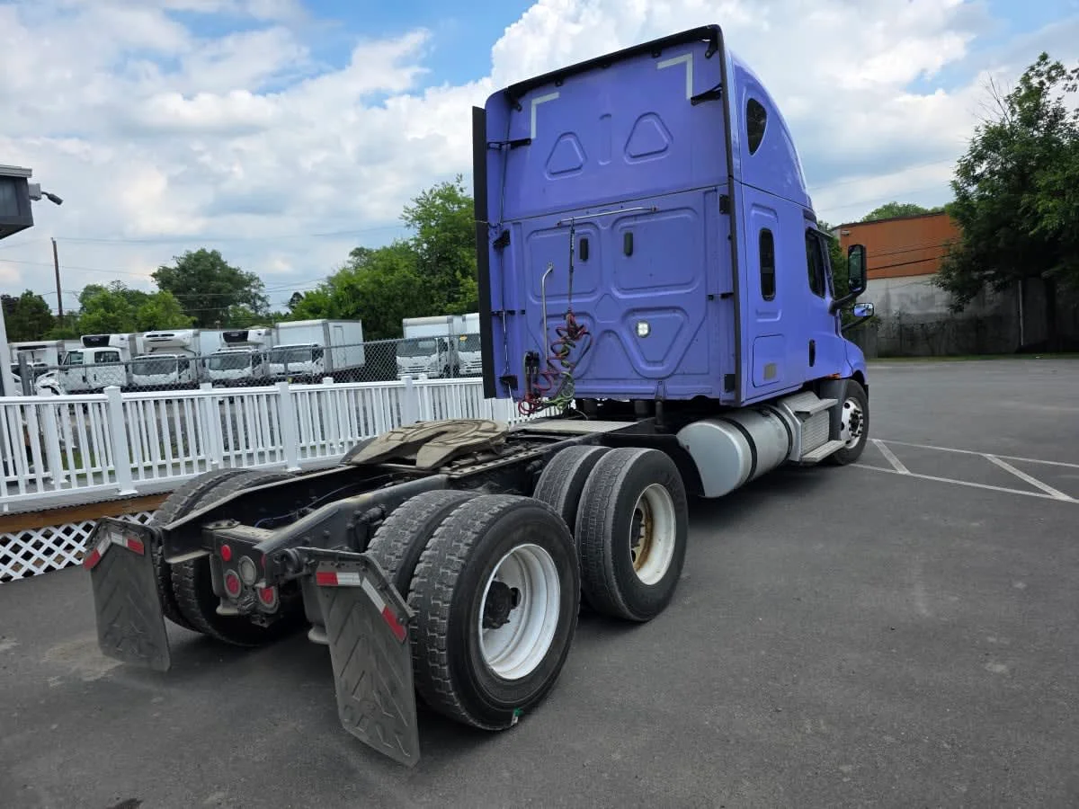 2020 Freightliner Cascadia in Bensalem, PA — photo 4