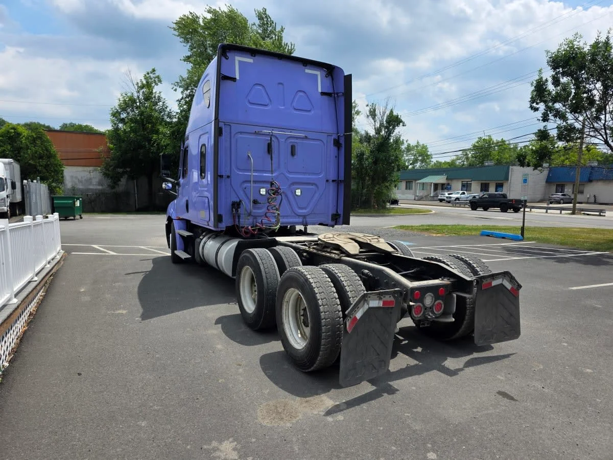 2020 Freightliner Cascadia in Bensalem, PA — photo 6