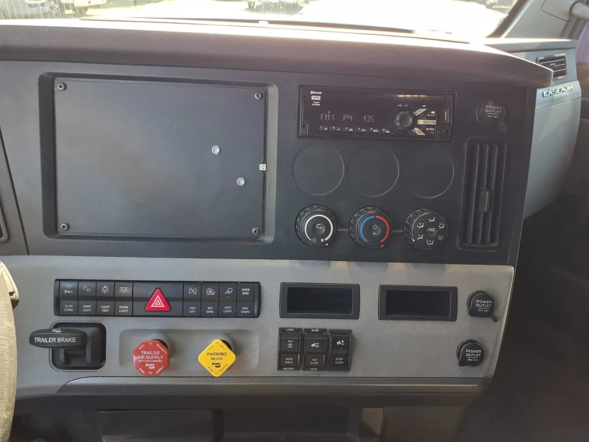 2020 Freightliner Cascadia in Bensalem, PA — photo 10