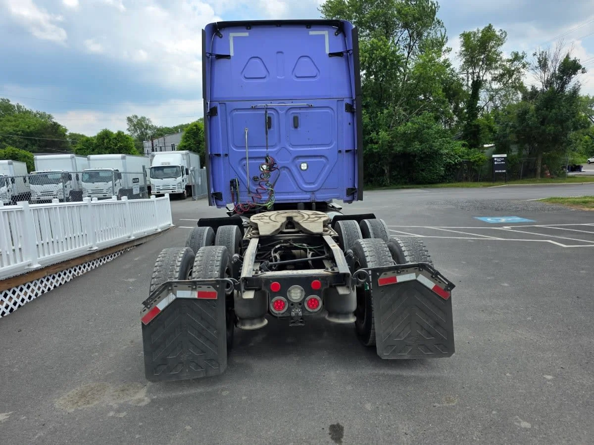 2020 Freightliner Cascadia in Bensalem, PA — photo 5