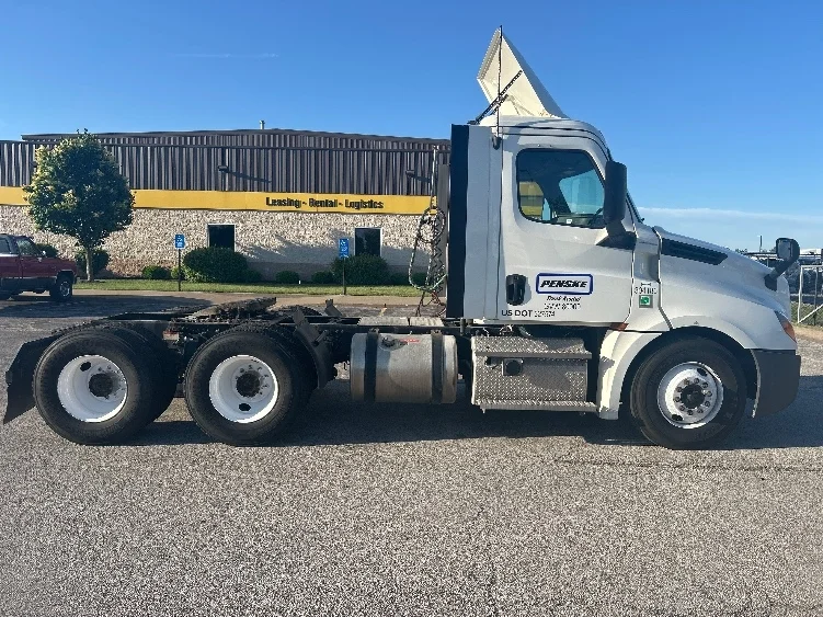 2020 Freightliner Cascadia in Davenport, IA — photo 8