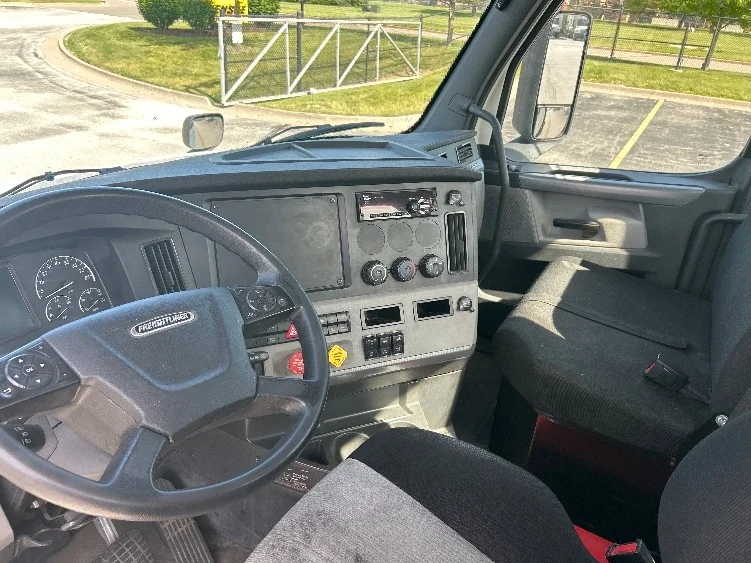 2020 Freightliner Cascadia in Davenport, IA — photo 10