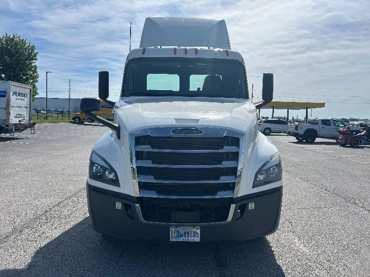 2020 Freightliner Cascadia in Davenport, IA — photo 2